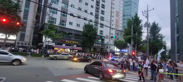 실시간 부산 선관위 앞입니다
올공과 다른점은 선관위 바로 앞이 도로라
차들이 지나가면서 구호에 맞춰 경적 울려주십니다!!

총 인원은 영상의 4
