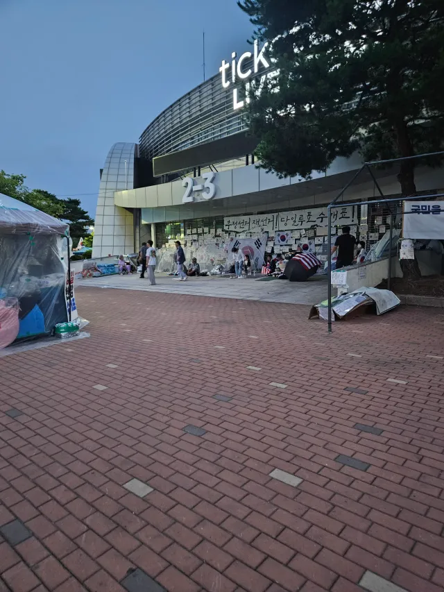 2-3과
2-5 근처로 옮겨진 에이웹반대글..2-3 있다가 옮겨졌나보네요
