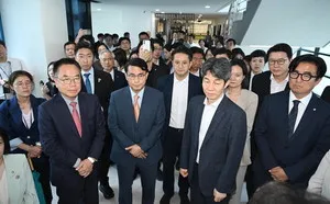 잠실 투표지 247만장 재검표 가시권

국회 6·3 지방선거 투표용지 부족 사태 국회 국정조사 특별위원회(위원장 윤상현) 소속 여야 의원들은 7