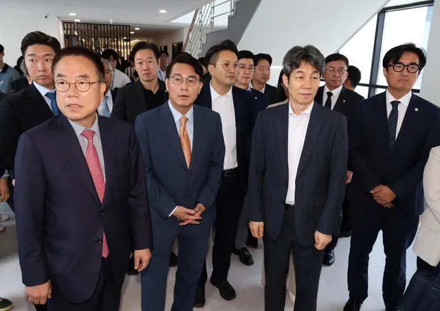 여야, 잠실투표지 247만장 재검표 논의

6·3 지방선거 투표용지 부족 사태 이후 서울 올림픽공원 핸드볼경기장에 한 달 넘게 봉인돼 있던 투표