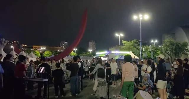 현재 이 시각 올림픽공원 핸드볼경기장에
많은 시민분들이 현장에 나와서
구호를 외쳐주시면서 태극기를 흔들어주고 계십니다.