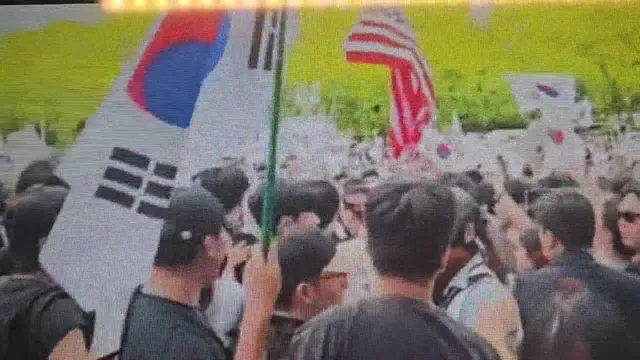 성조기 가져오니 또 발작on. 손으로 낚아채거나 당겨서 내리려고 하고 이코치님이 확인하려하니 이분이 막네요. 아까부터 사람들도 앞으로 못오게 막