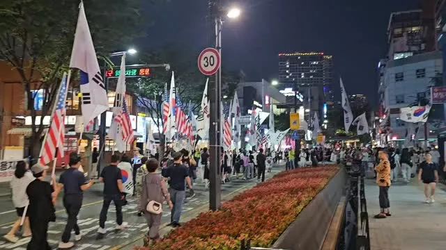 부정선거 ~가야지!
재선거~가야지
당일투표~가야지!
수개표~가야지

대구는 불타 오르네~ 🔥 
행렬의 끝이 안 보이네~
TKYC  동성로에서 