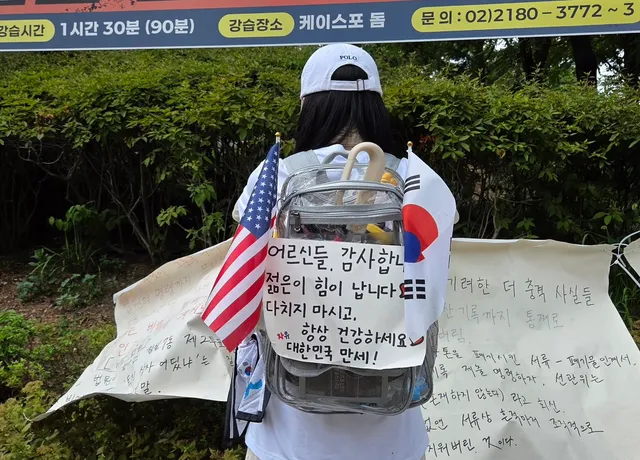 세상에 ㅠㅠ
등에 이렇게 귀한 피켓 달고
앞에도 부정선거,재선거 피켓 달고
이렇게 다닌데요 ㅠㅠ

학생인줄 알았는데
아기 엄마래요. 그래서 더 