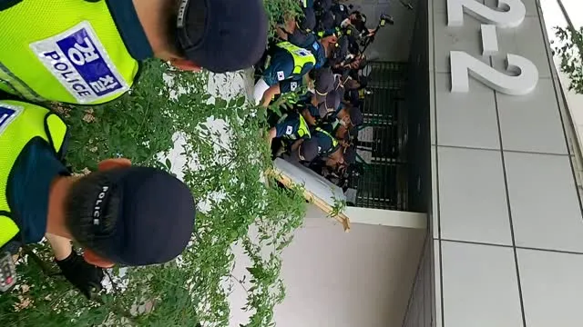 어제 2-2전체적인 흐름

제가 막히기 직전에 사람들이랑 들어왔습니다

저는 자리에 있다가 경찰이 들어오자 얼타다가 나무쪽으로 밀려났습니다 그 