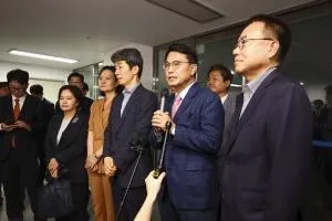 잠실 투표함 보관소 CCTV 회전 안돼 … "감시 사각지대 있었다"

6·3 지방선거 투표용지 부족 사태 이후 시위로 봉쇄된 서울 송파구 올림픽