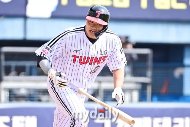 '1군 콜업 무력시위인가' 잠실 빅보이, 2군서 125m 스리런→130m 솔로포 ...

LG 이재원이 3회말 1사에 타격하고 있다./마이데일리