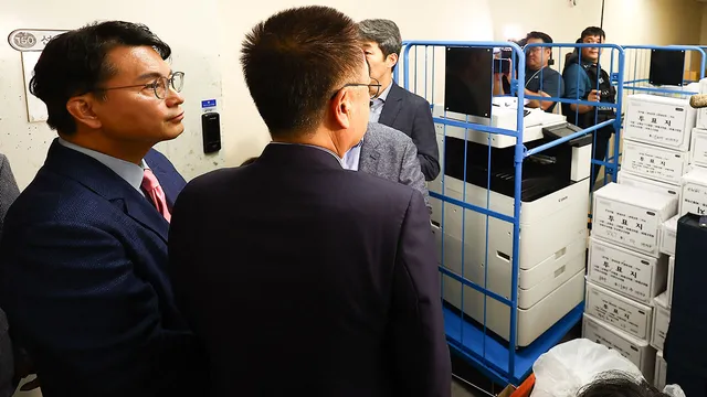 "CCTV 회전 안돼"…잠실 투표함 보관소 감시영역 사각지대 존재

선관위는 오늘 국회 6·3 지방선거 투표용지 부족 사태 국정조사특위 윤상현 