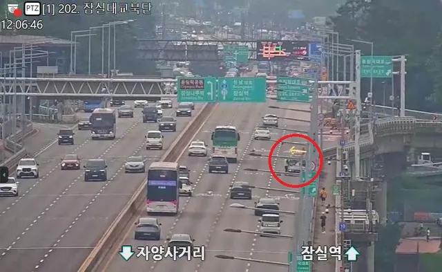 송파대로 (잠실대교남단 → 잠실대교북단) 4차로 시설물보수 작업에 주의하시기 바랍니다. https://t.co/xxe6FmV5Ku