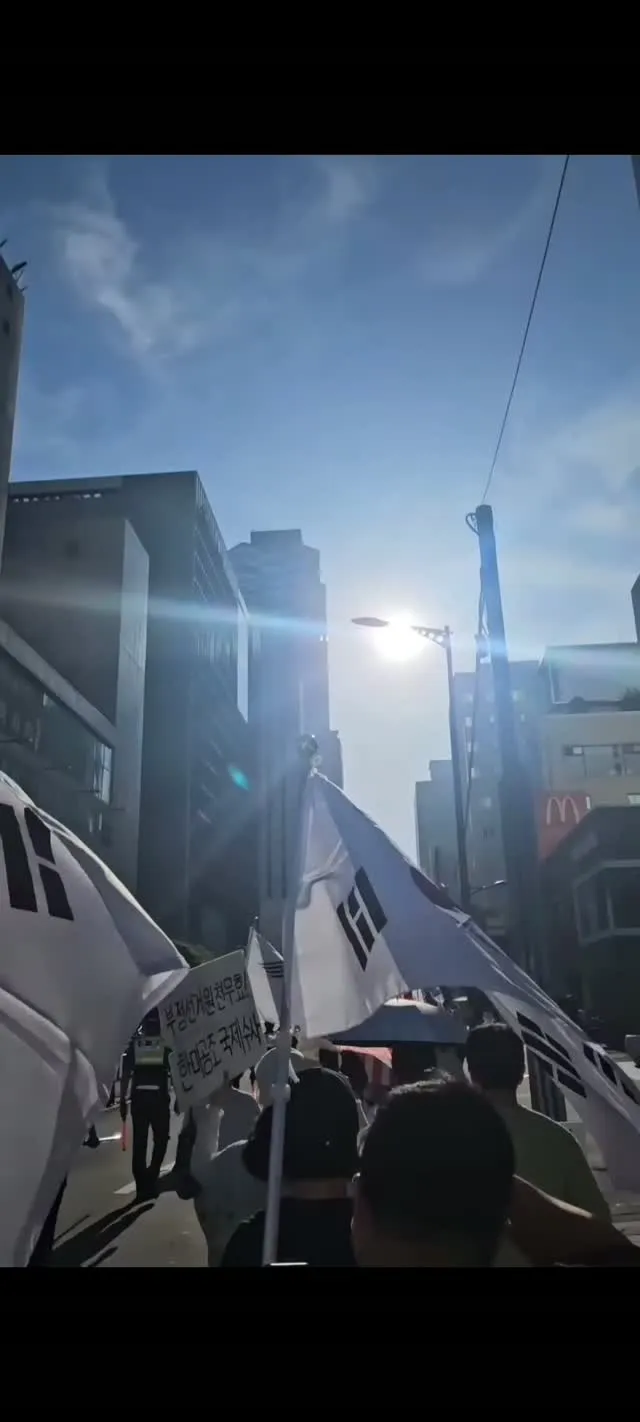 여러분 올공이 이상합니다
이거 기록 남겨야돼요

들어가려면 출입증내래요
공포 정치냐고
눈물이 나서 꾹 참았다
왜 눈물이 나려 했나

우파분들 저