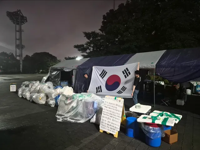 잠실 민주화 운동
초반 쓰레기 대란을
소수인원으로 막아내고

지속적으로 사람들에게
사랑을 퍼트리고

분리수거존 운영에 기여한 것.