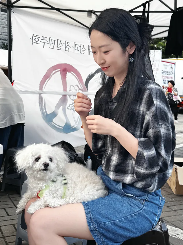 #올공키링 일상속의 올공, 내 삶과 잠실민주화
오늘은 프리티걸 삐숑이와 함께✨
올림픽공원에서 무료로 나눠드리는 봉사 다녀왔습니다❤️
먼 곳에 사