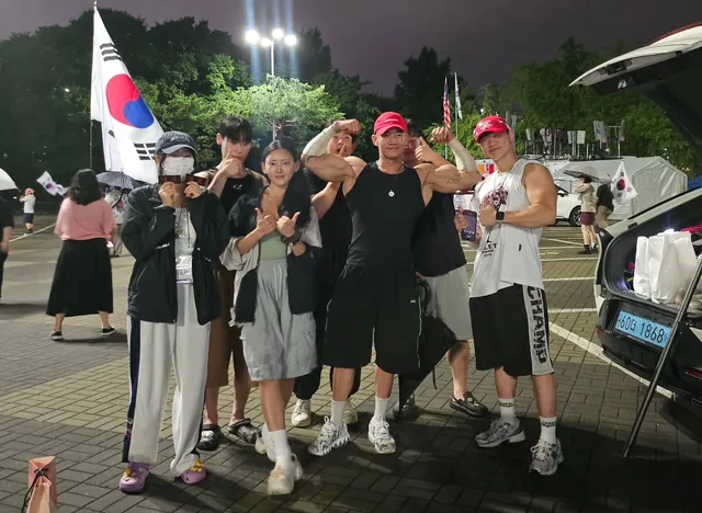 비가 오는 평일 밤 올공.
#잠실민주화운동
야근하고 비 맞아서 쌩얼 못생김 주의.

외로운 시간을 묵묵히 지켜주시는 분들에게
조금이나마 힘이 되