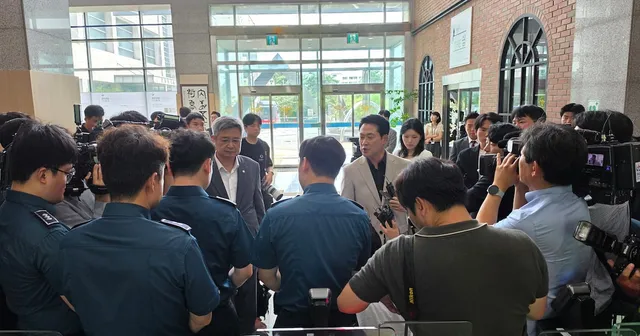 광주경찰청 갔다가 입구서 제지 당한 張

광주경찰청 갔다가 입구서 제지 당한 張 총리 회동 미루고 방문했지만 경찰청장 면담 못하고 돌아서