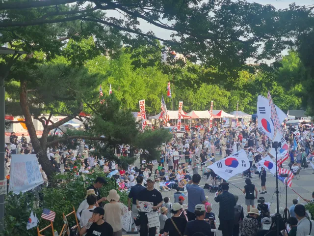 올공 초기에 오고 못 왔었는데 훨씬 규모도 커지고 많아졌네..
사람 줄었다는 얘기 들리던데 그럼 얼마나 많이 왔었다는 거지..?🤔