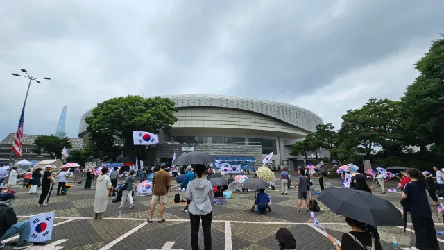 7월8일(수) 12시55분 올공

습하지만 시원하다! 비는 오락가락
사람 더 많음