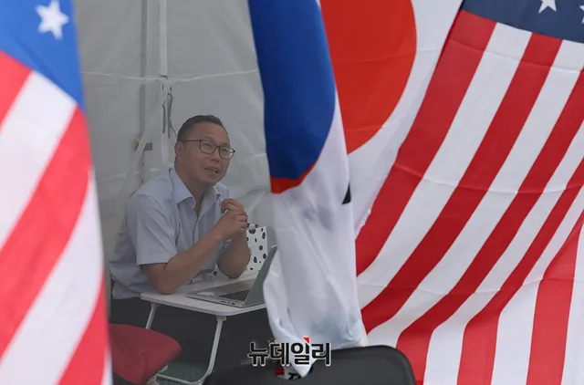 [포토] 선거제도 개혁촉구 무기한 단식 10일째 맞은 김은구 대표

6·3 지방선거 투표용지 부족 사태로 촉발된 잠실 개표소 앞 봉쇄 집회가 3