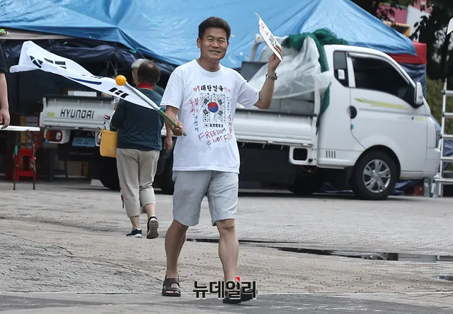 [포토] 잠실개표소 지키는 전한길 원웨이뉴스 대표

6·3 지방선거 투표용지 부족 사태로 촉발된 잠실 개표소 앞 봉쇄 집회가 34일째 이어지고 