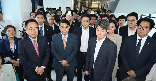 잠실 247만장 투표함 여나… 여야, 재검표 합의 수순

잠실 247만장 투표함 여나 여야, 재검표 합의 수순 국조특위서 의결하면 공개 검증