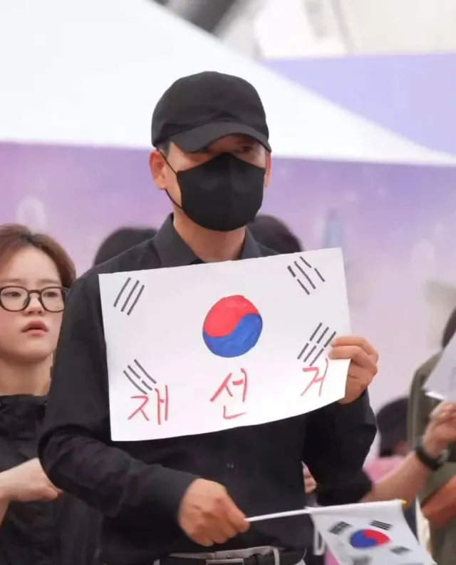 스치니분께서 사진 보내 주셌는데 안 믿었습니다. 못믿어서 죄송합니다. 오늘은 푹 쉬실줄 알았습니다. 오셨네요 피부도 시커멓게 탔던데... 찐 진