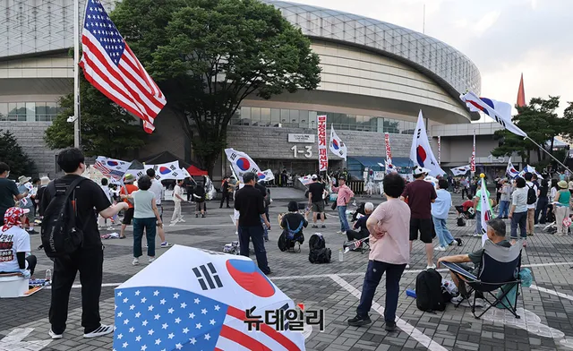 '소서'도 비켜간 잠실 … "더위보다 답답한 건 선거 부실" [무더위에도 ...

절기상 본격적인 더위가 시작된다는 소서(小暑)인 7일 오후 서