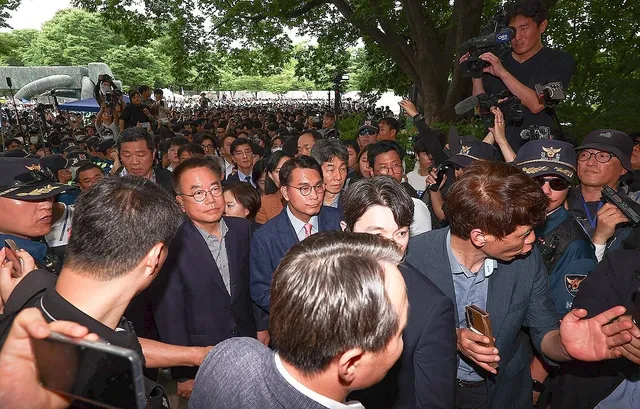 선관위 "투표지 247만장 이송 전 검증에 5000만원·9시간 소요"

잠실 올림픽공원 개표소에 보관된 6·3 지방선거 투표용지들과 관련해 이송