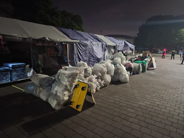 6월의 밤처럼 사람이 많으면 좋겠다.
새벽반에 쓰레기가 줄어들어 편한 것보다 예전처럼 엄청 많아서 힘들게 치우고 싶다.