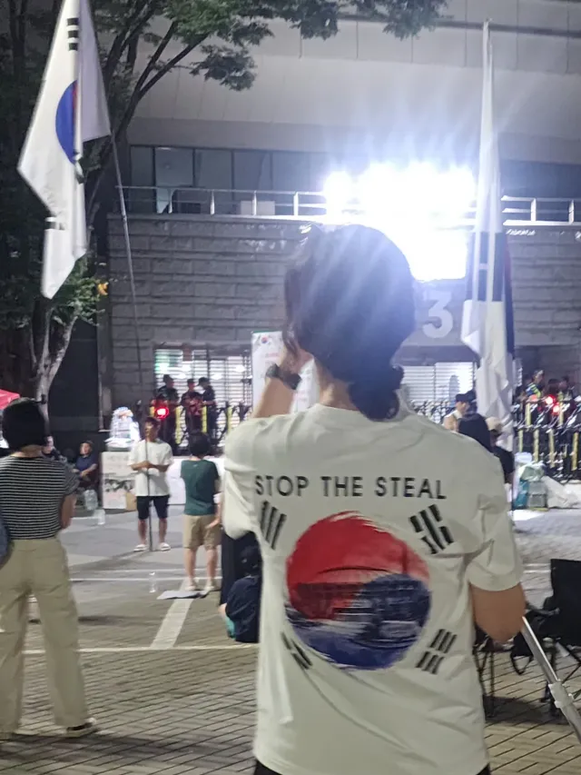 22시48분 올림픽공원 1-3 유난히 화이팅이 넘친다 
티셔츠 문구들 보는 재미
