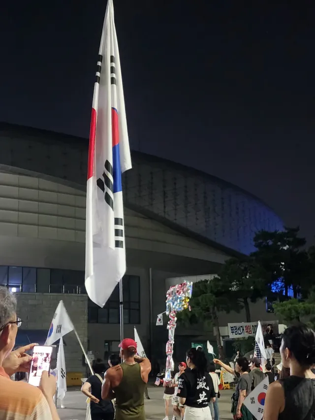 22시48분 올림픽공원 1-3 유난히 화이팅이 넘친다 
티셔츠 문구들 보는 재미