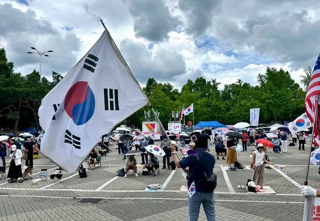 올림픽 공원에서 태극기를 들었습니다.

평일 오후라 어르신들이 대부분이었습니다. 그나마 제가 젊은 세대여서 그런지 어르신 한분이 저에게 태극기를
