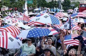 [현장] 광화문서 '우산혁명 집회'… 한미동맹 강화·선관위 규탄 목소리

[천지일보=배주은 기자] 전한길씨가 대표로 있는 보수시민단체 한미동맹단