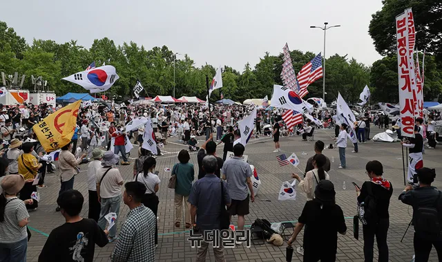 "사람 줄어도 누군가는 남아야죠 … 끝까지 현장을 지킬 생각" ['선거 부...

참정권 보장을 요구하는 잠실개표소 집회가 30일째 이어진 4일