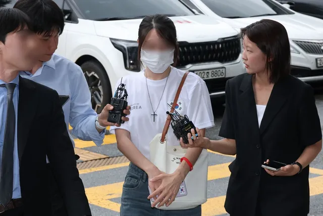 ‘올다르크’ 경찰 출석…“자유민주주의 지키려 대가 치를 결심”

6·3 지방선거 투표용지 부족 사태를 규탄하며 서울 송파구 올림픽공원 개표소 출