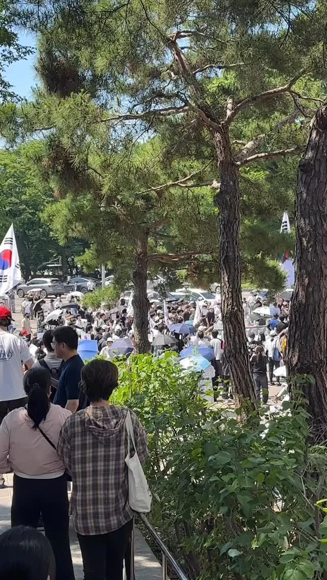 부산에 있는 대학교 동문을 여기서 만난다
내가 먼저 졸업했던터라 수년간 뵙지도 못한
동료를 이 현장에서 만남.

만날 인연은 언제가 됐든 만나게