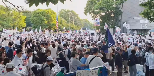 6.3 잠실혁명 6. 올림픽공원을 살아있는 도서관으로 만들자!

필자가 들러본 올림픽 공원은 젊은이들의 참정권박탈에 대한 (분노)열기가 가득찼다
