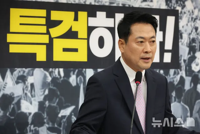 장동혁, 사퇴론 속 '부실 선관위' 고리 장외 행보…당내선 '고립 자초' ...

[서울=뉴시스]하지현 기자 = 장동혁 국민의힘 대표가 중앙선거