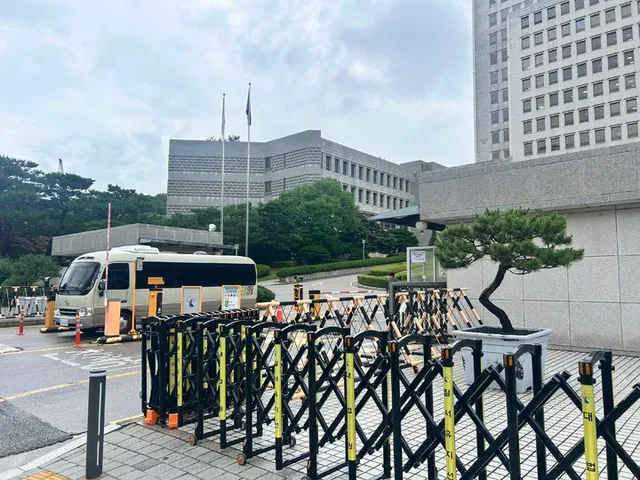 尹 첫 확정 판결 나온 날…대법원 앞 썰렁, 올림픽공원도 무관심

[서울=뉴시스]신유림 기자, 김범준·정재훈 인턴기자 = 윤석열 전 대통령의 체