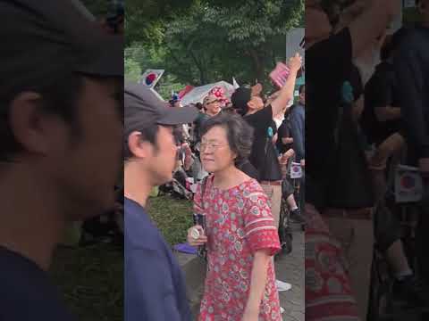 이시각 올공은 젊은이들이    화가 났다 전국에서 몰려 들어 난리났다. 여기는 올림픽공원 현장!