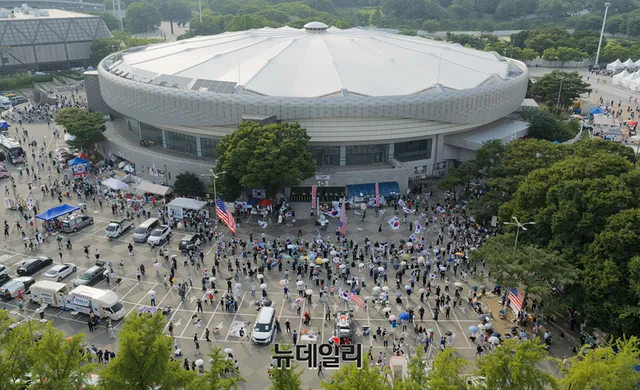 '올림픽공원 집회'서 경찰 공무집행 방해·시민 폭행한 4명 송치

경찰이