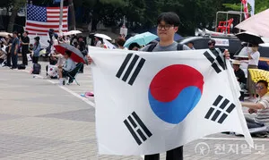 [현장] 30도 폭염에도 "참정권 보장" 외친 시민들… 올림픽공원서 집회...

[천지일보=배주은 기자] 30도를 웃도는 폭염에도 4일 서울 송