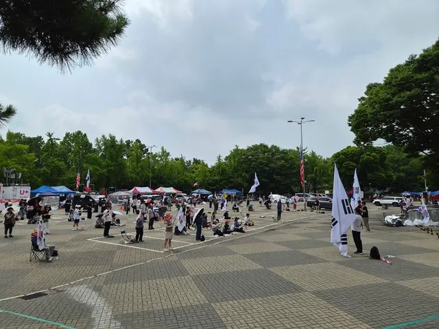 '투표용지 부족 사태' 한달…서울 도심 곳곳 선관위 규탄 집회

[서울=뉴시스]이태성 기자 = 6·3 지방선거를 치른지 한 달이 지났지만 투표용