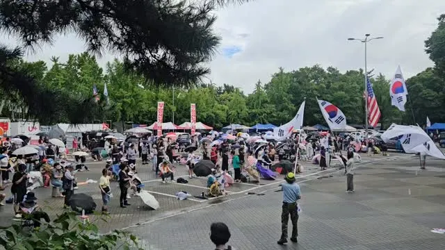 오늘도 달려왔다...
내올땐 왜 비안오노!
덥노 ㅠㅠㅠㅠㅠ
한바퀴 돌아봤는데 깨끗하노...
낙엽쓸고 계시고 물 치우고 계시고
누가 지저분하다 했