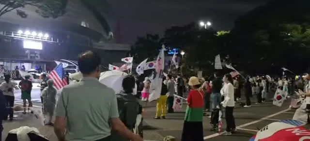 현재 올림픽공원 핸드볼경기장에
비가 조금씩 오고 있지만 많은 시민분들이 나와주셨습니다.
구호도 외쳐주시면서 태극기도 흔들어주고 계십니다.