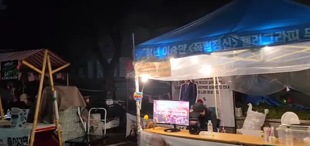 현재 올림픽공원 핸드볼경기장에
비가 조금씩 오고 있지만 많은 시민분들이 나와주셨습니다.
구호도 외쳐주시면서 태극기도 흔들어주고 계십니다.