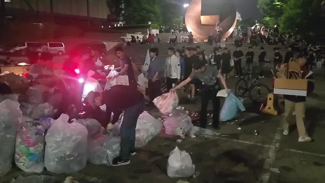 이런 질서는 어디서 본적이 없음
자원봉사자들이 쓰레기를 치우는 모습