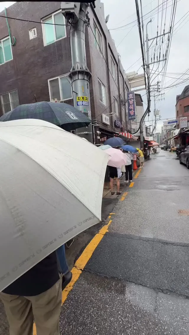 잠실 새마을시장에는 
비가 엄청 오는데도 어르신들까지 줄서는 빵집 있는거 알아??
근데 여기 치명적인 단점이 있음….