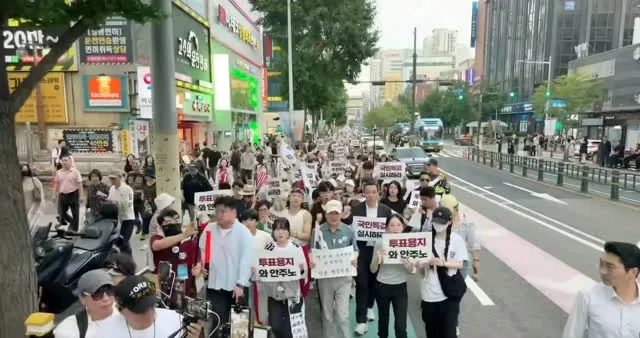 처음엔 당연히 부정선거 재선거 당일투표 수개표를 외쳤다 
누가 시키지도 않았다 시간이 흐르고
재선거로 구호가 바뀌었다 크...