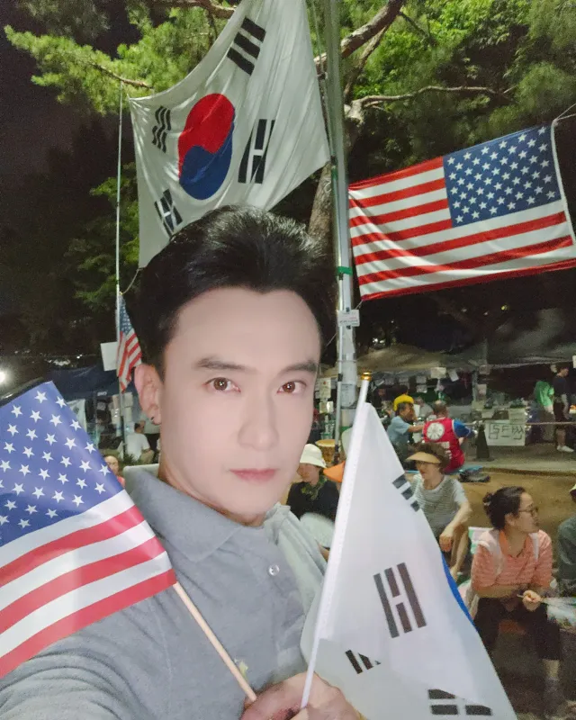 화이팅!!!
토요일 잠실 올림픽공원 민주화운동~~~
오늘은 1-3게이트 선두에서 태극기 휘날리며
모여라!! 올공으로~~
더운 날씨에도 많은 애국