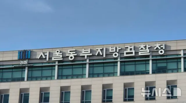 '잠실 개표소 시위' 경찰에 침 뱉은 40대 여성 재판행

[서울=뉴시스]조수원 기자 = 서울 송파구 올림픽공원 개표소 봉쇄 시위 현장에서 근무