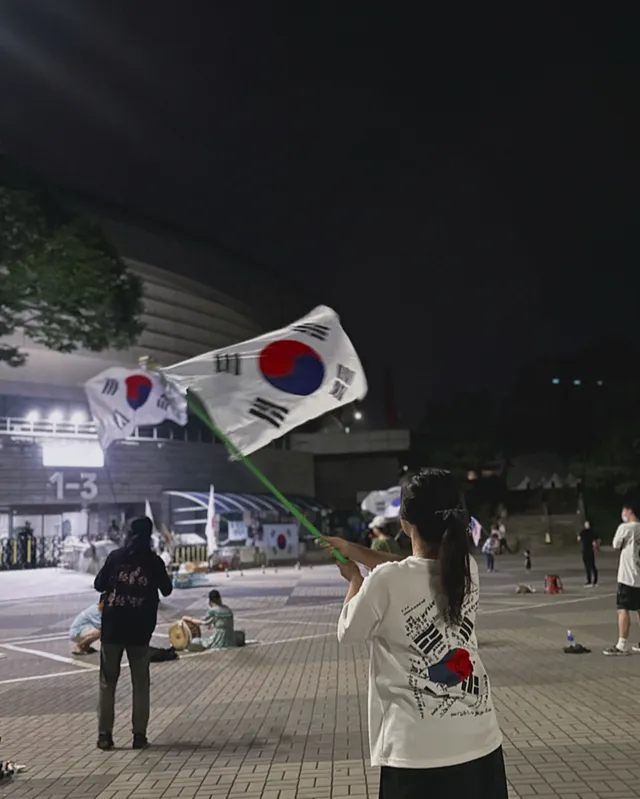 한달이 지났지만 아직 난 애국자인지도
여즉 알지 못하는 것들도 많지만
보이고 들리고, 몸이 이끄는 대로 향하는 이유는

나중에 나라가 왜 이렇게